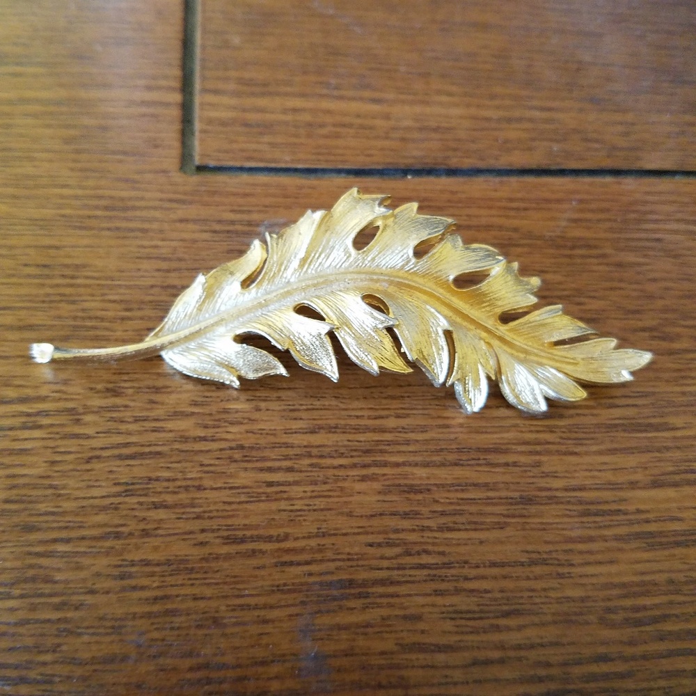 Vintage CORO 1961 gold tone leaf brooch
